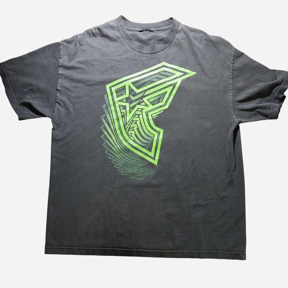 Y2K famous stars and straps green + black graphic skater tee shirt size L-XL
